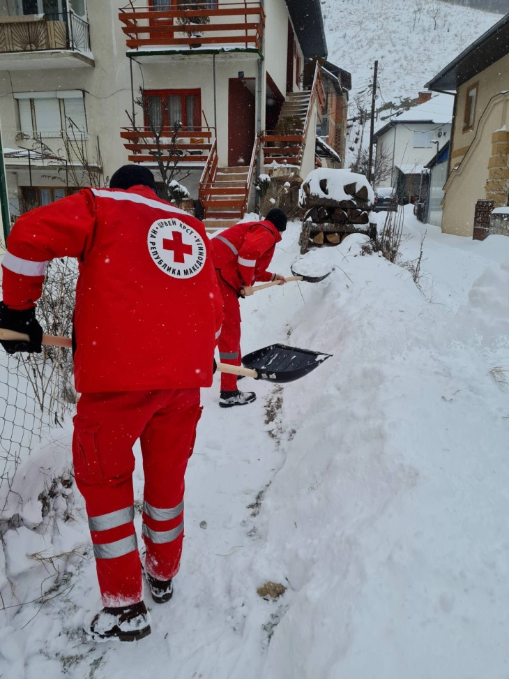 Волонтери на Црвениот крст од Крива Паланка на терен за расчистување на снегот кај стари и изнемоштени лица