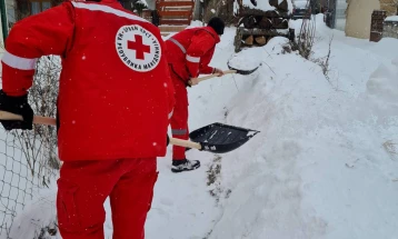Волонтери на Црвениот крст од Крива Паланка на терен за расчистување на снегот кај стари и изнемоштени лица