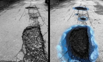 Младите од Тетово ги обоија дупките по улиците за да укажат на потребата од нивно санирање