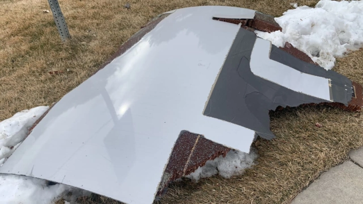Холандија: Метални делови од авион паѓале во населено место