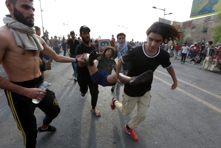 Најмалку пет лица повредени во протестите во Багдад