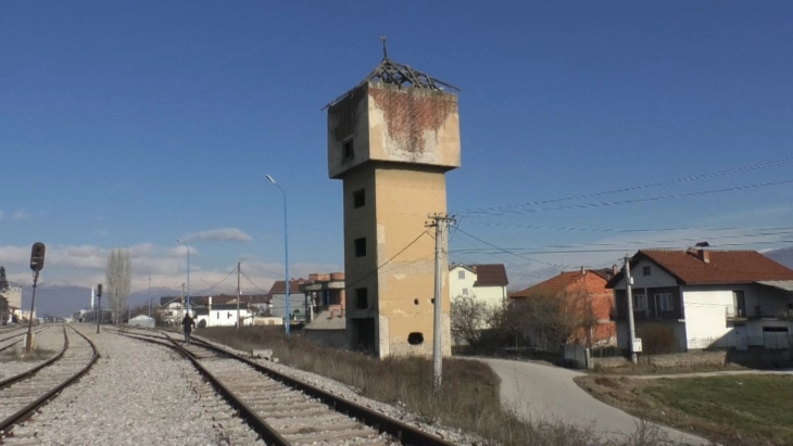 Осамената „старица“ покрај пругата во Гостивар остана без иднина