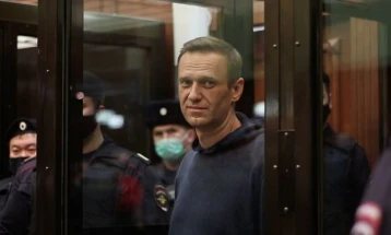 Навални од затворска ќелија испрати порака дека е добро