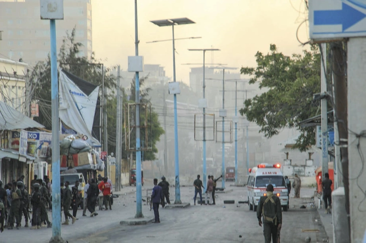 Најмалку 10 загинати во експлозија на автомобил-бомба во Могадишу