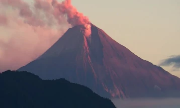 Вулканот Сангај покри со пепел пет еквадорски провинции