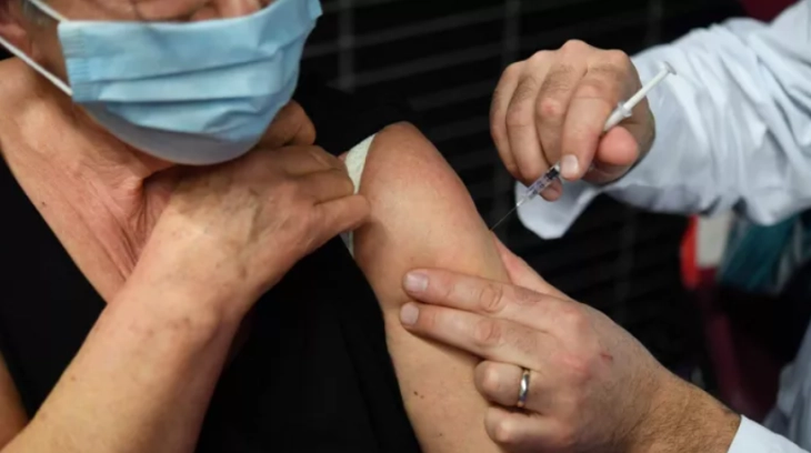 Франција ќе воведе сертификати за вакцинација за отворање на економијата