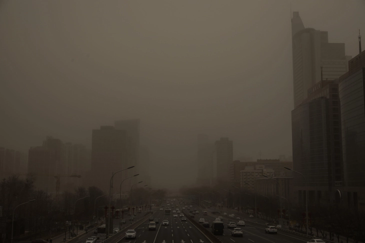 Пекинг погоден од силна песочна бура