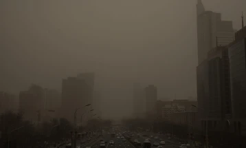 Пекинг погоден од силна песочна бура