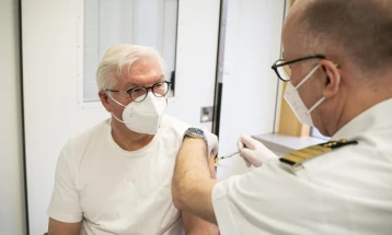 Германскиот претседател Штајнмаер се вакцинираше со Астра Зенека