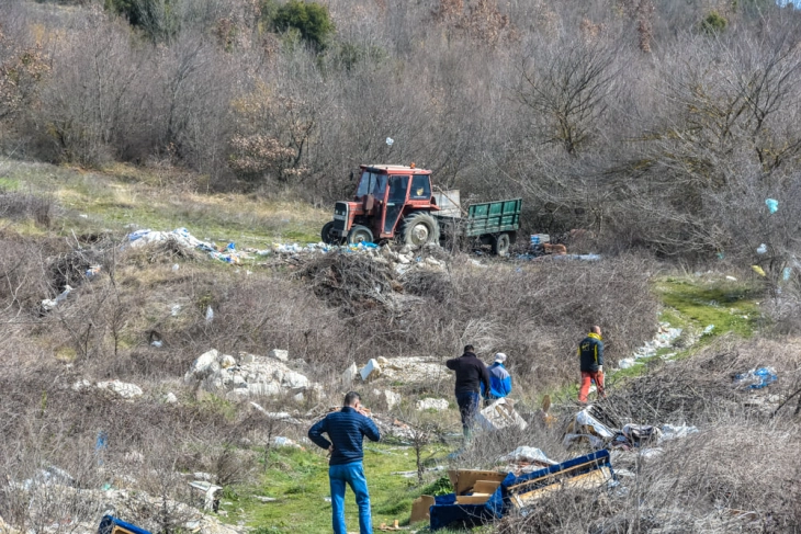 Се расчистува уште една дива депонија кај Струмица