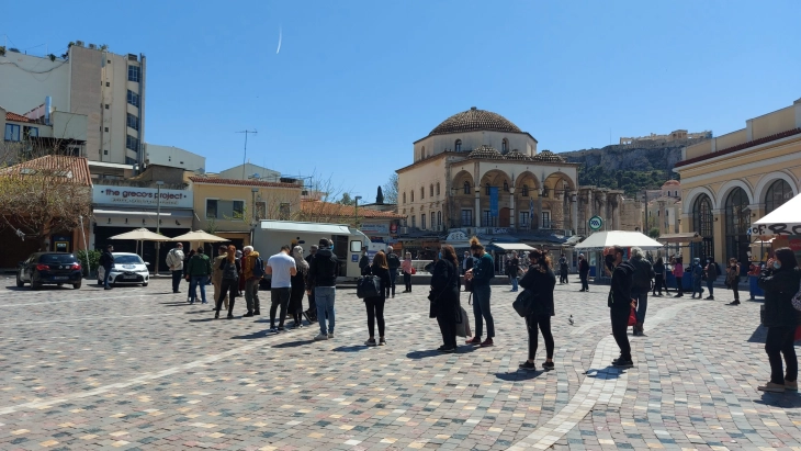 Редици пред продавниците, но и за брзи тестови во центарот на Атина 