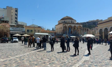Редици пред продавниците, но и за брзи тестови во центарот на Атина 