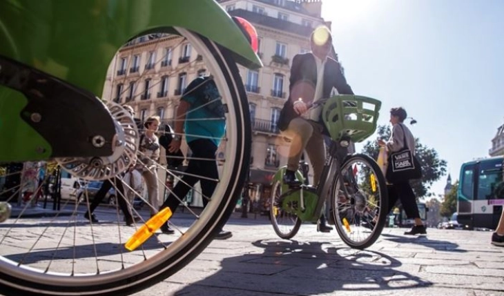 Франција нуди стимулации за замена на стари автомобили со електрични велосипеди