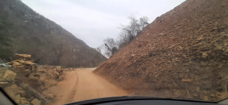 Поради градежни активности затрупан патот од Тетово до Бањаче, ослободена едната коловозна лента