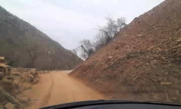 Поради градежни активности затрупан патот од Тетово до Бањаче, ослободена едната коловозна лента