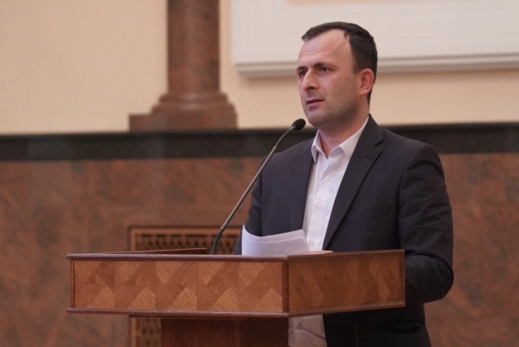 Митревски: Парламентарното мнозинство ќе ги донесе законите за помош на граѓаните