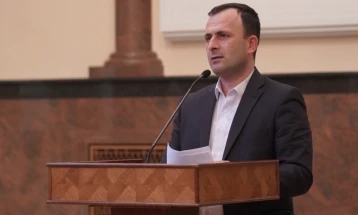 Митревски: Парламентарното мнозинство ќе ги донесе законите за помош на граѓаните
