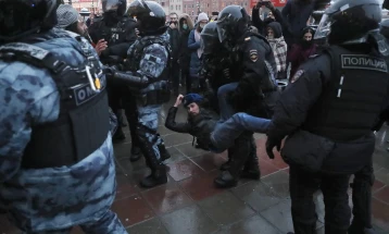 На протестите за Навални уапсени околу 1.500 луѓе