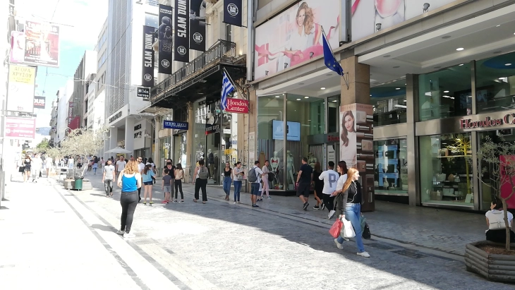 Грција ги отвора и трговските центри и моловите