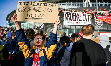Продолжуваат протестите во Англија, и навивачите на Арсенал против американскиот сопственик