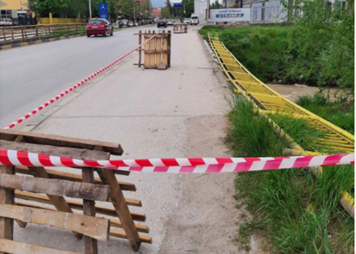 Мост во Тетово остана без дел од оградата, потребна внимателност при движењето