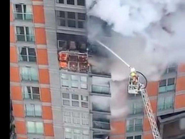 Пожар во облакодер во Лондон, ангажирани повеќе од сто пожарникари