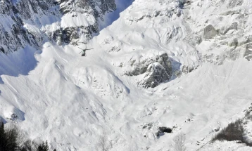 Седуммина загинати во две лавини на француските Алпи