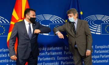 Заев: Итно треба да се одблокира европскиот пат, но, преговори за македонскиот идентитет не се опција