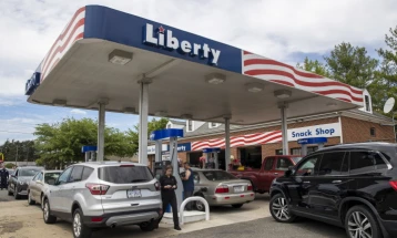 Возачи во паника на бензиските станици во САД откако шести ден не работи „Colonial Pipeline“