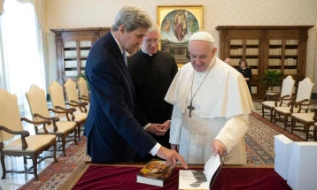 Џон Кери: Папата е морален авторитет во борбата против климатските промени