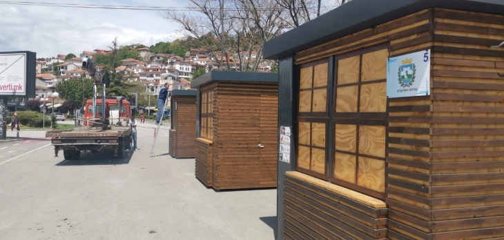 Се поставува урбана опрема на кејот во Охрид, продажба на производи само од типизирани куќарки