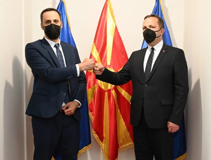 Средба на  заменик министерот за внатрешни работи Буши со неговиот албански колега Љамалари