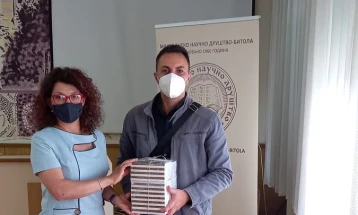 МНД-Битола на наставниците во Битола им подари прирачник „Ајде да зборуваме и да пишуваме правилно македонски“