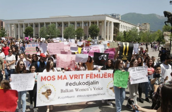 Протест во Тирана поради сексуалното злоставување на девојчиња, осуда и од поглаварот на МЗА