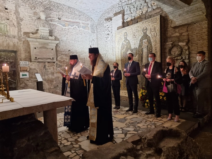 Македонска црковно-државна делегација се поклони на гробот на свети Кирил