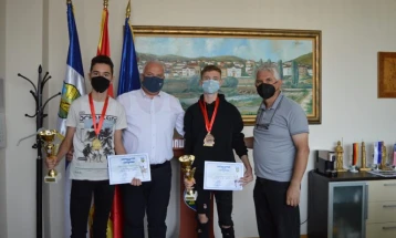 Златните момчиња од Кик-боксинг клубот „Ас“ на прием кај градоначалникот Трајковски