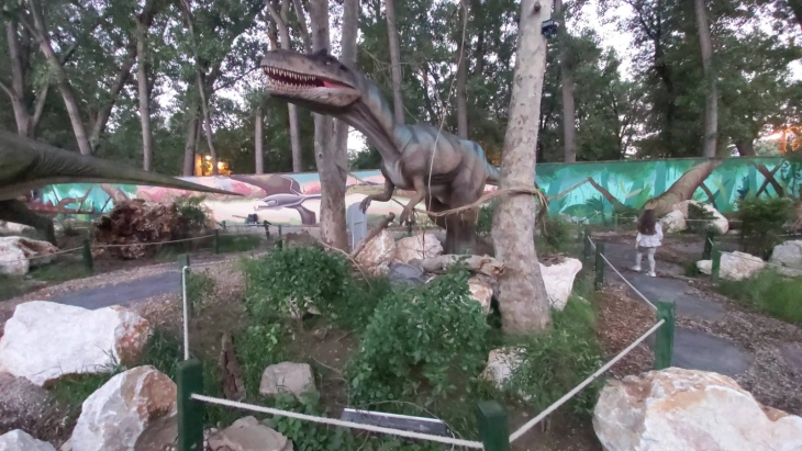 Дино парк со 41 диносаурус отворен во Зоолошката градина во Скопје