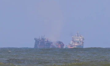 По гаснењето на пожарот, сингапурскиот танкер тоне во близина на брегот на Шри Ланка