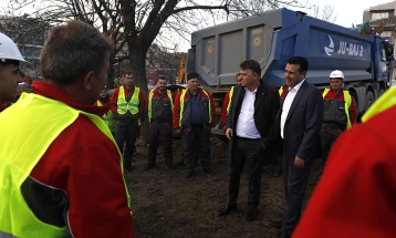 Премиерот Заев и градоначалникот Шилегов на акција за чистење по повод Светскиот ден на заштита на животната средина