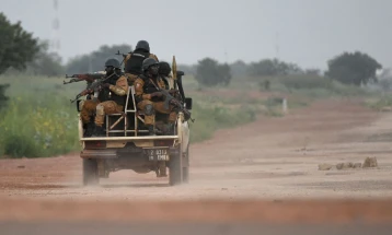При напад на село во Буркина Фасо убиени сто цивили и запалени нивните домови
