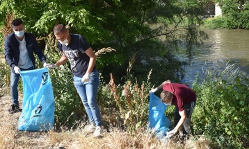 Во еко-акција покрај Вардар во Велес собрани пет кубни метри отпад