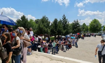Македонците во редици за вакцинација во Врање