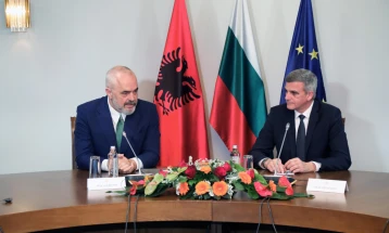 Рама: Албанија нема да зазема страна во спорот меѓу Бугарија и Северна Македонија