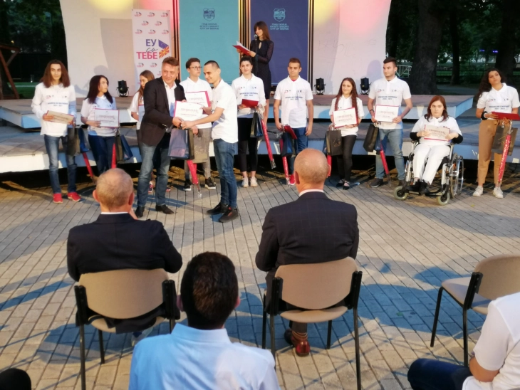 Доделени специјални признанија на 34 матуранти од скопските училишта на манифестацијата „Средба на првиот со најдобрите“