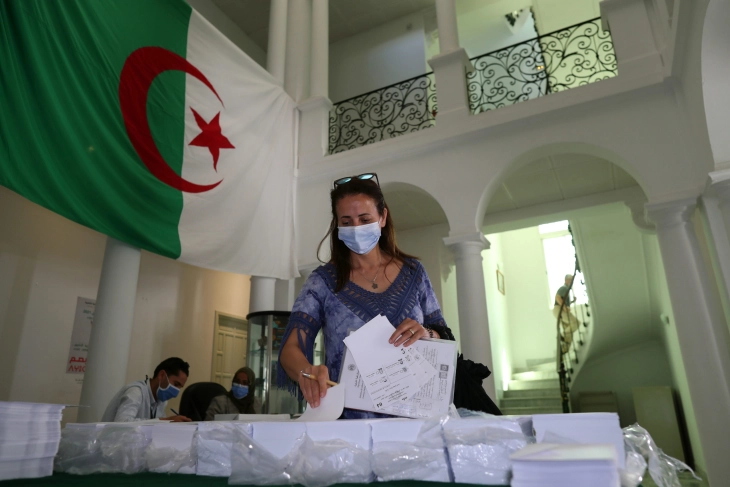 Владеачката ФЛН партија во Алжир победи на парламентарните избори