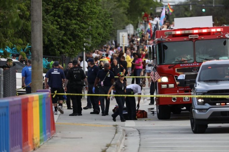 Едно лице загина кога комбе влета меѓу учесниците на ЛГБТ парада на Флорида