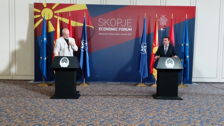 Заев: Нема да дозволиме никогаш да биде на маса македонскиот идентитет и јазик