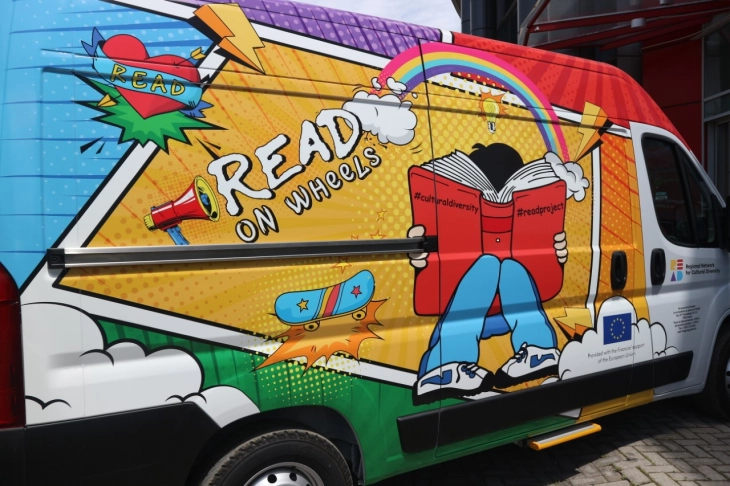 Мобилната библиотека „READ on wheels“ ќе ја почне својата турнеја во Теарце