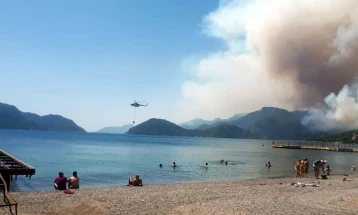Голем пожар беснее во близина на плажа во Мармарис