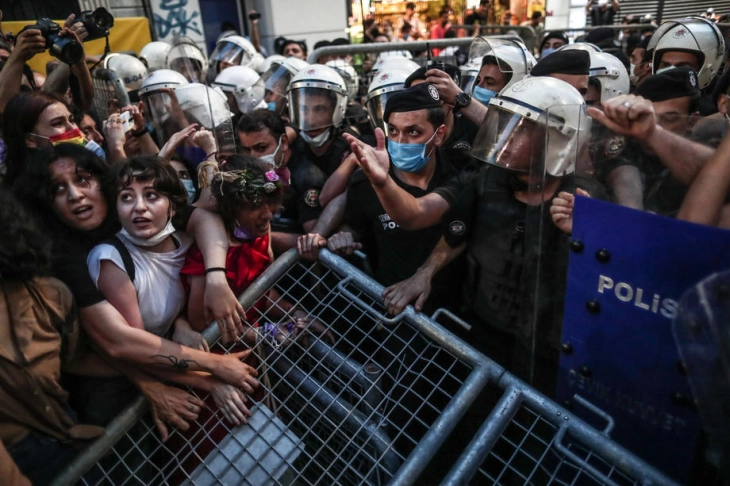 Илјадници демонстранти на улиците на Турција по излегувањето на Акара од Истанбулската конвенција